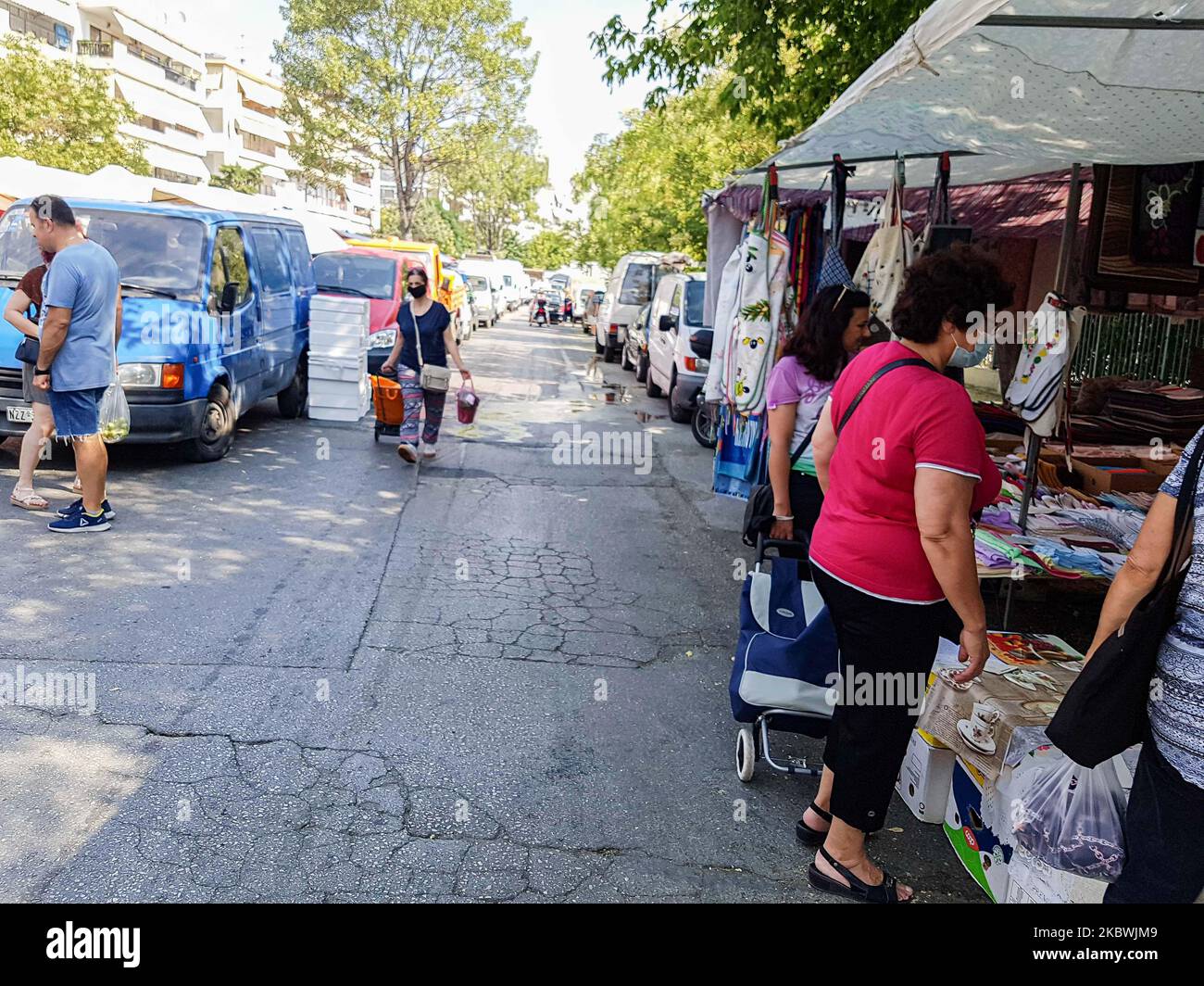 Le persone che indossano il facemask al mercatino delle pulci di Salonicco, Grecia, il 1 agosto 2020. Il pubblico greco ha iniziato a rilassarsi ed evitare l'obbligo di distensione sociale e di indossare le misure di sicurezza obbligatorie facemask a causa del Coronavirus Covid-19 epidemia pandemica durante uno dei giorni più caldi per l'estate, con la temperatura locale che raggiunge più di 40 gradi Celcius, un'ondata di caldo che forse darà il giorno più caldo dell'estate. La gente è vista in un mercato pubblico di strada senza una maschera di faccia, senza avere una distanza specifica e senza ogni venditore che ha soltanto un cliente come io Foto Stock