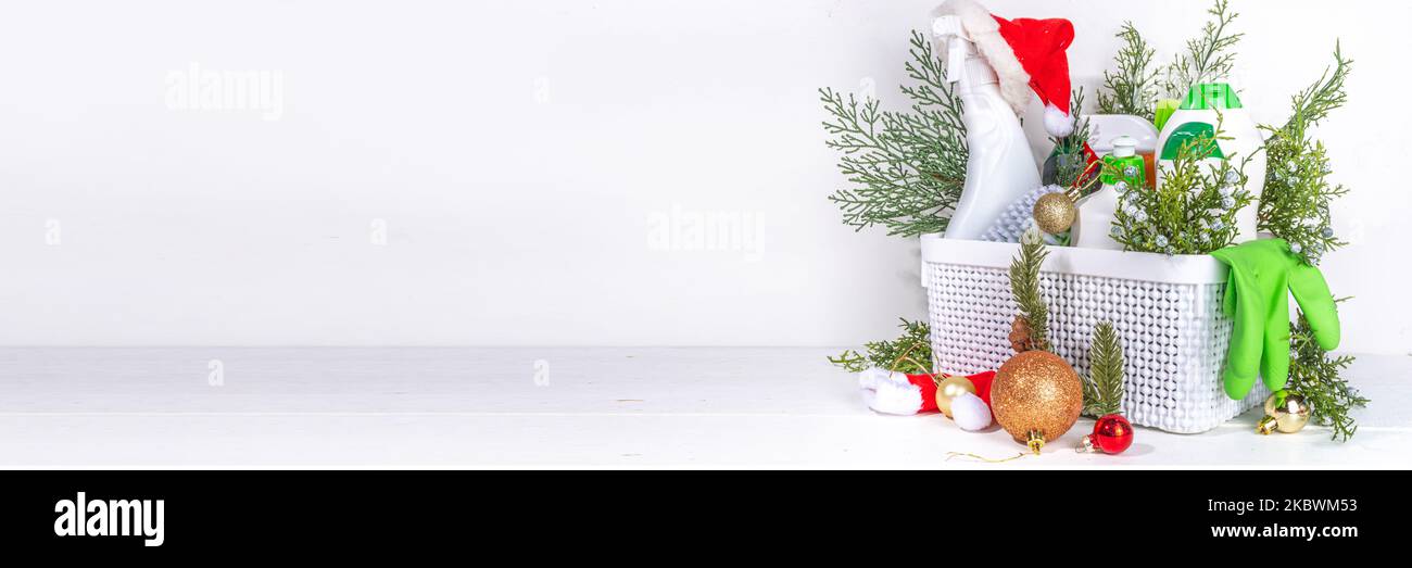 Natale pulizia flatlay, pubblicità banner mockup per la campagna di pulizia invernale. Impostare vari detergenti, bottiglie, spray, accessori, utensili, bianco Foto Stock