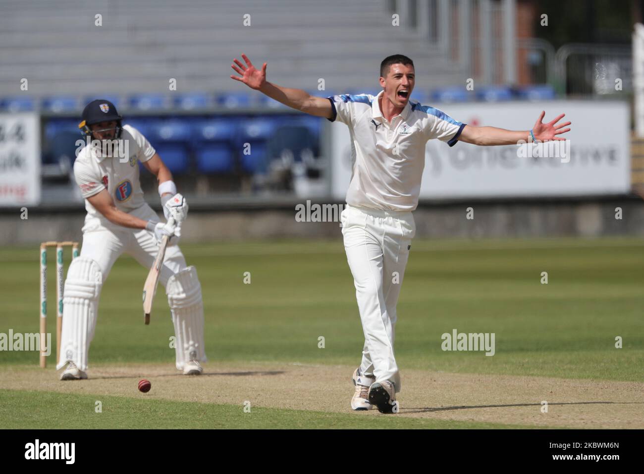 Matt Fisher di Yorkshire lancia un appello per un LBW contro Gareth Harte durante la partita del Bob Willis Trophy tra Durham e Yorkshire a Emirates Riverside, Chester le Street, Inghilterra, il 3rd agosto 2020. (Foto di Mark Fletcher MI News/NurPhoto) Foto Stock