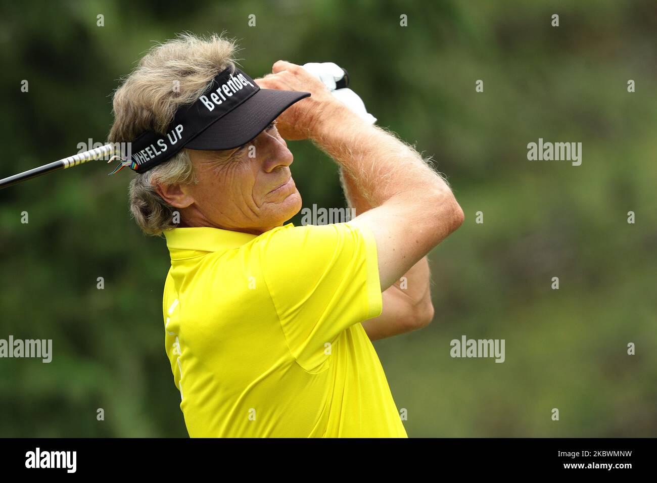 Bernhard Langer di Germania si tee sul secondo tee durante il secondo round dell'Ally Challenge presentato da McLaren al Warwick Hills Golf & Country Club, Grand Blanc, MI, USA Sabato, Agosto 1, 2020. (Foto di Jorge Lemus/NurPhoto) Foto Stock