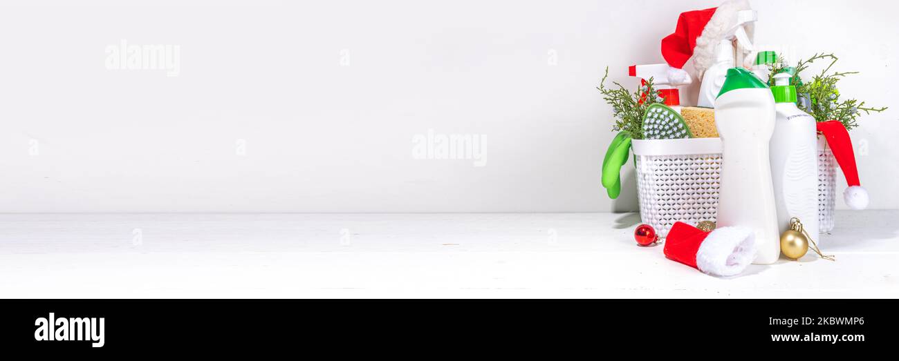 Natale pulizia flatlay, pubblicità banner mockup per la campagna di pulizia invernale. Impostare vari detergenti, bottiglie, spray, accessori, utensili, bianco Foto Stock