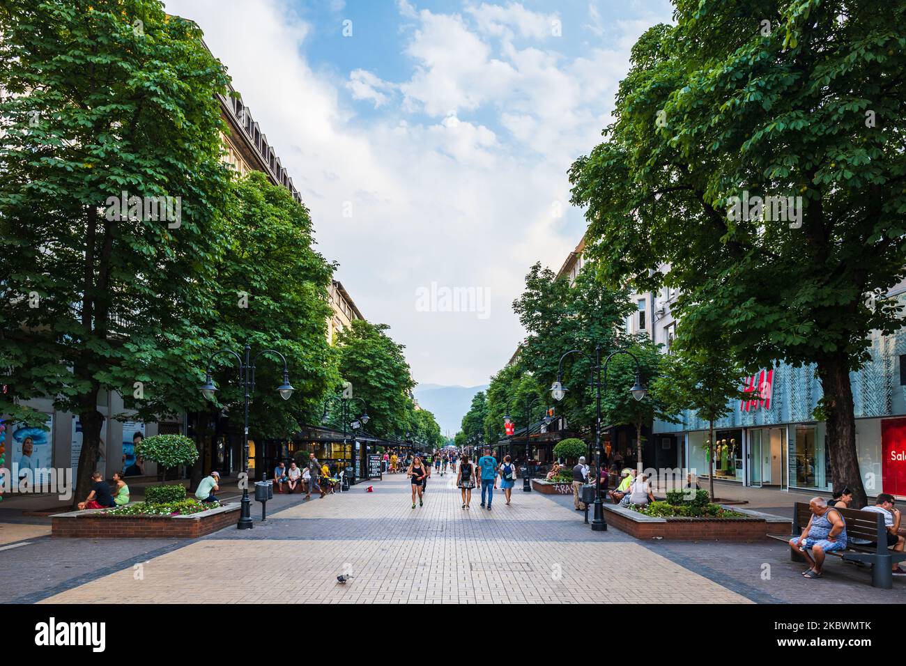 Sofia, Bulgaria - 2022 agosto: Viale Vitosha a Sofia, la strada principale dello shopping a Sofia, Bulgaria Foto Stock