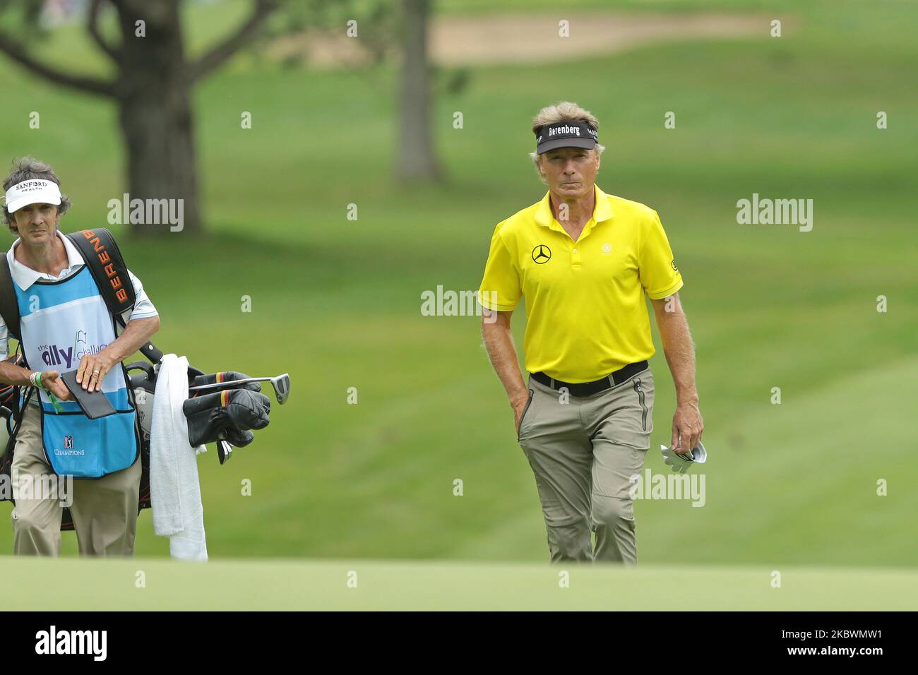 Bernhard Langer si avvicina al green 10th durante il secondo round dell'Ally Challenge presentato da McLaren al Warwick Hills Golf & Country Club, Grand Blanc, MI, USA sabato 1 agosto, 2020. (Foto di Jorge Lemus/NurPhoto) Foto Stock