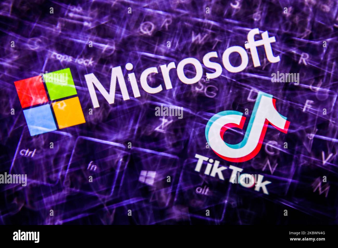 I logo TikTok e Microsoft visualizzati su uno schermo e una tastiera sono visibili in questa foto di illustrazione a esposizione multipla scattata il 3 agosto 2020. Microsoft è interessata all'acquisto della piattaforma TikTok negli Stati Uniti. (Foto Illustrazione di Jakub Porzycki/NurPhoto) Foto Stock