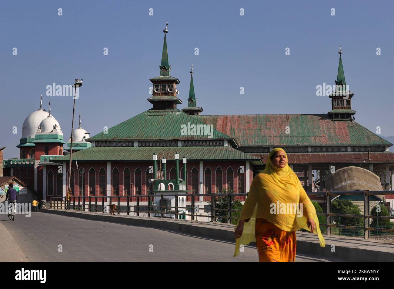 Una donna musulmana cammina nella città di Sopore del distretto di baramulla, Jammu e Kashmir, India durante il 1st° anniversario della regione restiva del Kashmir che è stata spogliata della sua autonomia il 05 agosto 2020. Il 5 agosto 2019, l'India ha revocato lo status semi-autonomo del territoryâ a maggioranza musulmana. (Foto di Nasir Kachroo/NurPhoto) Foto Stock