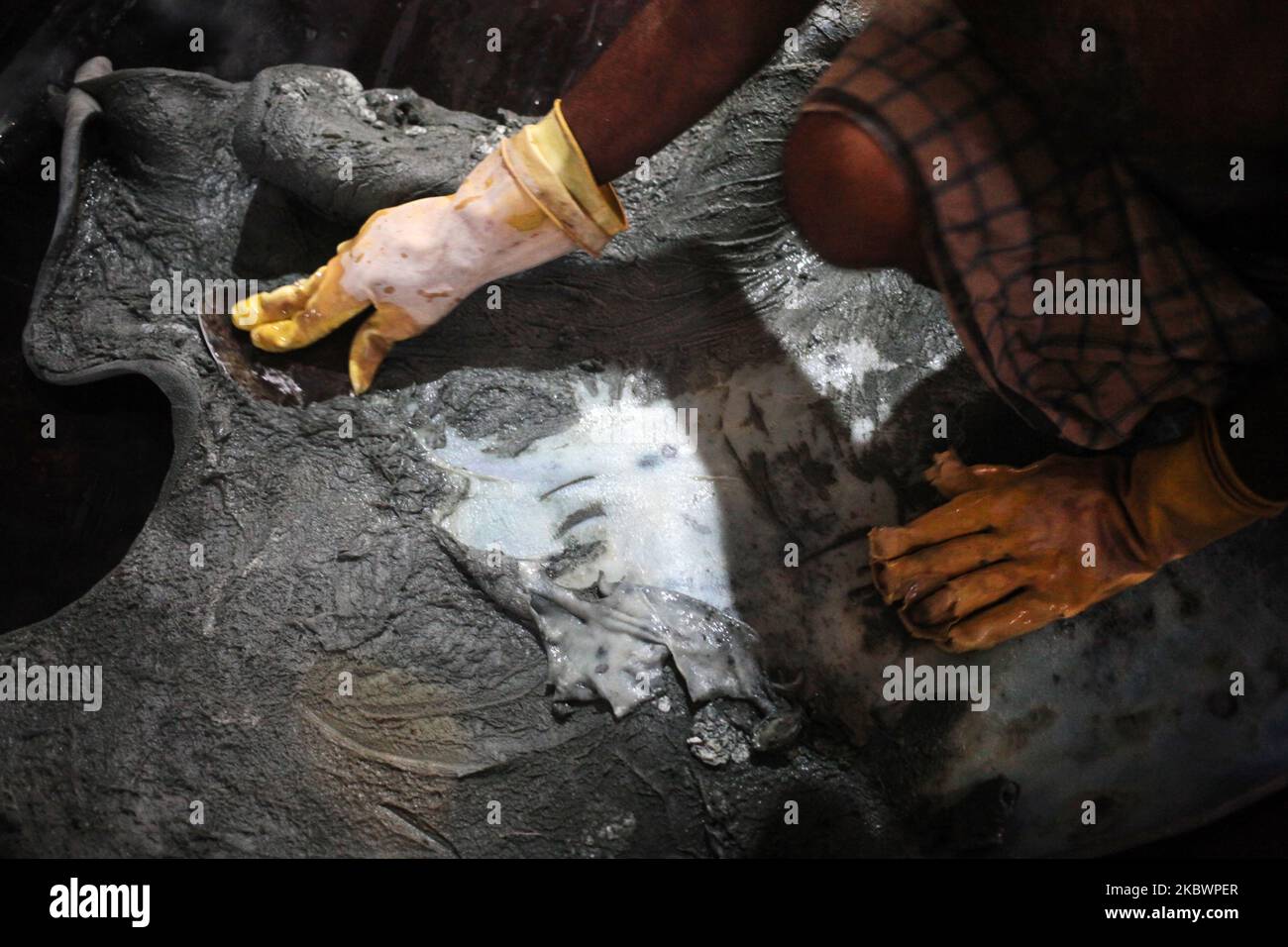 Un laburista lavora su una pelle grezza in una conceria nella zona di Savar vicino a Dhaka, Bangladesh, mercoledì 05,2020 agosto. (Foto di Syed Mahamudur Rahman/NurPhoto) Foto Stock