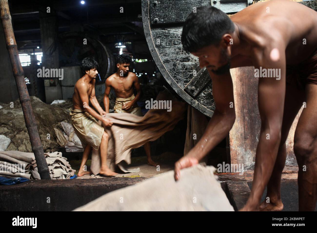 I lavoratori lavorano in una conceria nella zona di Savar vicino a Dhaka, Bangladesh, mercoledì 05,2020 agosto. (Foto di Syed Mahamudur Rahman/NurPhoto) Foto Stock