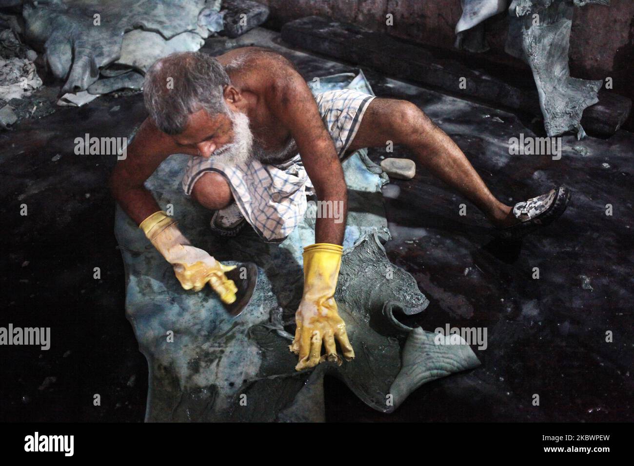 Un laburista lavora su una pelle grezza in una conceria nella zona di Savar vicino a Dhaka, Bangladesh, mercoledì 05,2020 agosto. (Foto di Syed Mahamudur Rahman/NurPhoto) Foto Stock