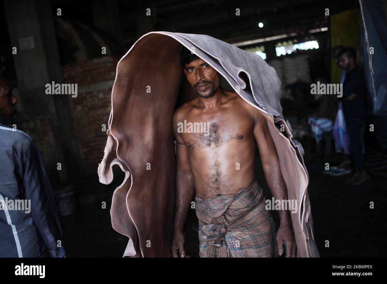 Un laburista reagisce alla macchina fotografica mentre lavora in una conceria nella zona di Savar vicino a Dhaka, Bangladesh, mercoledì 05,2020 agosto. (Foto di Syed Mahamudur Rahman/NurPhoto) Foto Stock