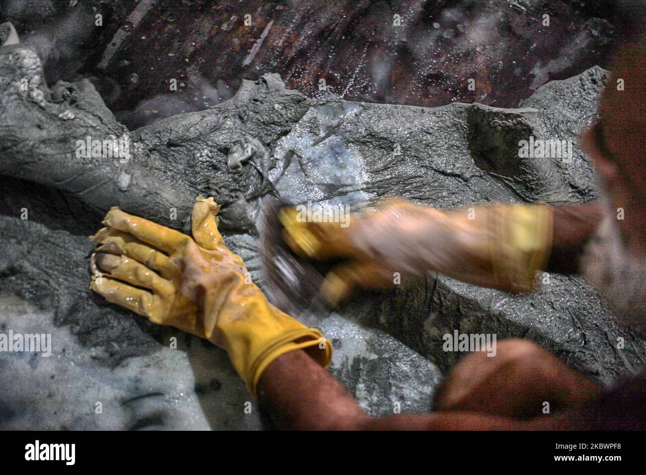 Un laburista lavora su una pelle grezza in una conceria nella zona di Savar vicino a Dhaka, Bangladesh, mercoledì 05,2020 agosto. (Foto di Syed Mahamudur Rahman/NurPhoto) Foto Stock