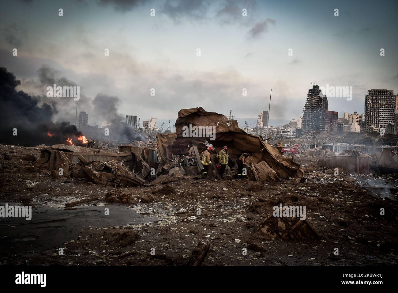 Vigili del fuoco al porto dopo l'esplosione del 4 agosto 2020 a Beirut, Libano. Secondo la Croce Rossa Libanese, al momento più di 100 persone sono morte nell'esplosione e più di 4.000 sono state ferite nell'esplosione a Beirut Port. I funzionari hanno detto che un magazzino sul lungomare che immagazzina materiali esplosivi, secondo quanto riferito 2.700 tonnellate di nitrato di ammonio, era la causa dell'esplosione.(Photo by Fadel Itani/NurPhoto) Foto Stock