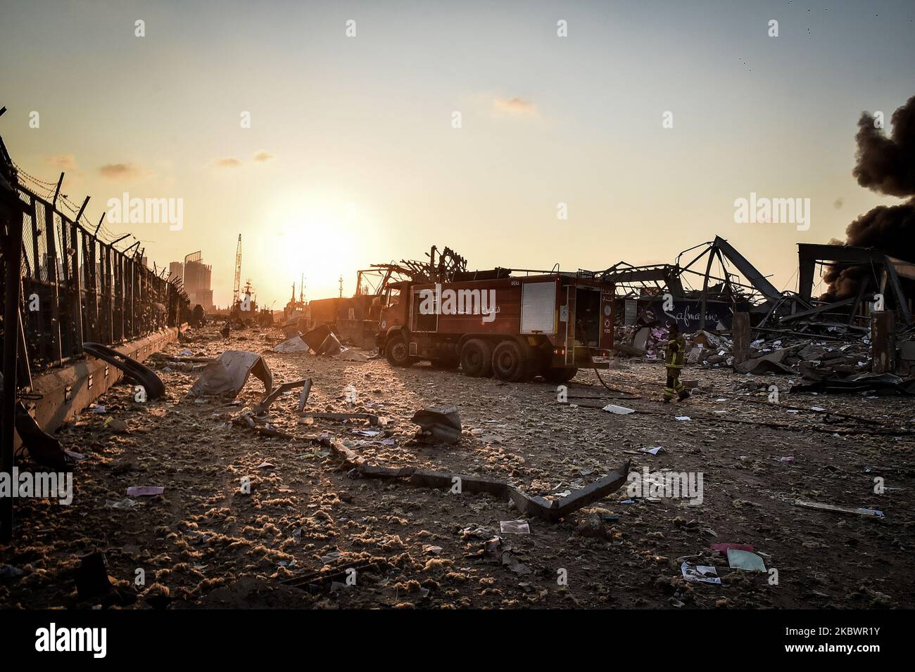 Vigili del fuoco al porto dopo l'esplosione del 4 agosto 2020 a Beirut, Libano. Secondo la Croce Rossa Libanese, al momento più di 100 persone sono morte nell'esplosione e più di 4.000 sono state ferite nell'esplosione a Beirut Port. I funzionari hanno detto che un magazzino sul lungomare che immagazzina materiali esplosivi, secondo quanto riferito 2.700 tonnellate di nitrato di ammonio, era la causa dell'esplosione.(Photo by Fadel Itani/NurPhoto) Foto Stock