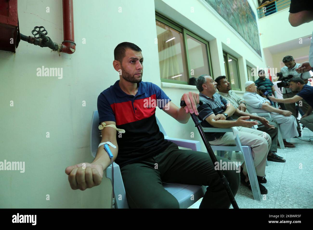 I palestinesi donano sangue a Gaza, in Palestina, il 5 agosto 2020 durante una campagna pubblica di donazione di sangue per la comunità libanese a seguito dell'esplosione al porto di Beirut. (Foto di Majdi Fathi/NurPhoto) Foto Stock