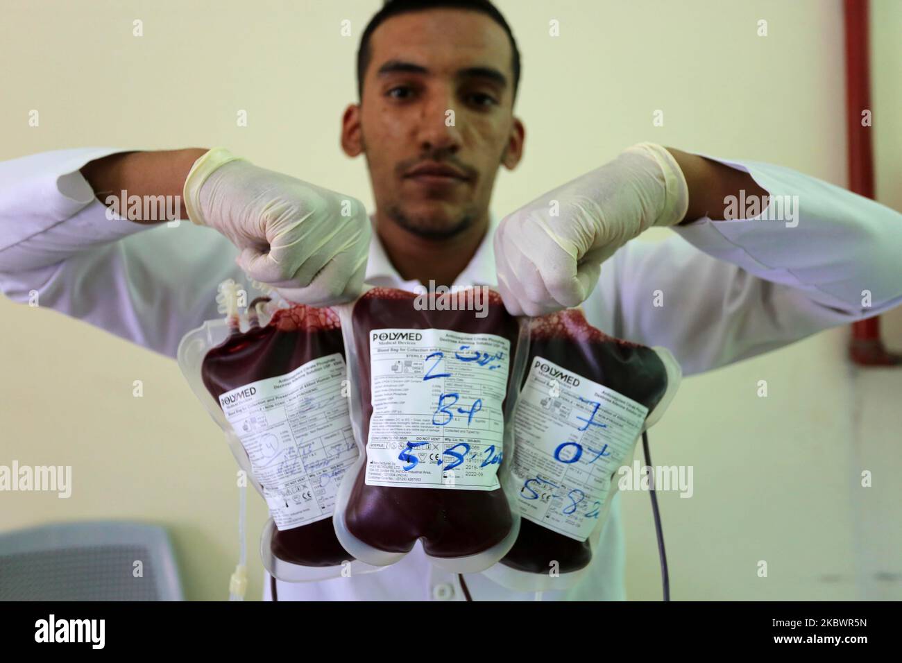 I palestinesi donano sangue a Gaza, in Palestina, il 5 agosto 2020 durante una campagna pubblica di donazione di sangue per la comunità libanese a seguito dell'esplosione al porto di Beirut. (Foto di Majdi Fathi/NurPhoto) Foto Stock