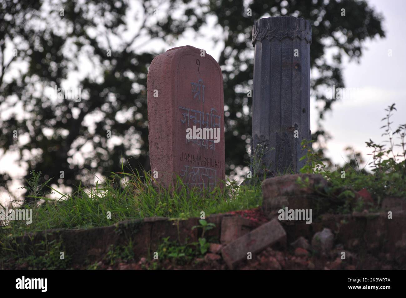 Si vede una pietra posta su un tumulo di fango, scritto il luogo di nascita di Hindu Lord RAM, all'interno della terra proposta per RAM Temple, a Ayodhya, India il 5 agosto 2020. (Foto di Ritesh Shukla/NurPhoto) Foto Stock
