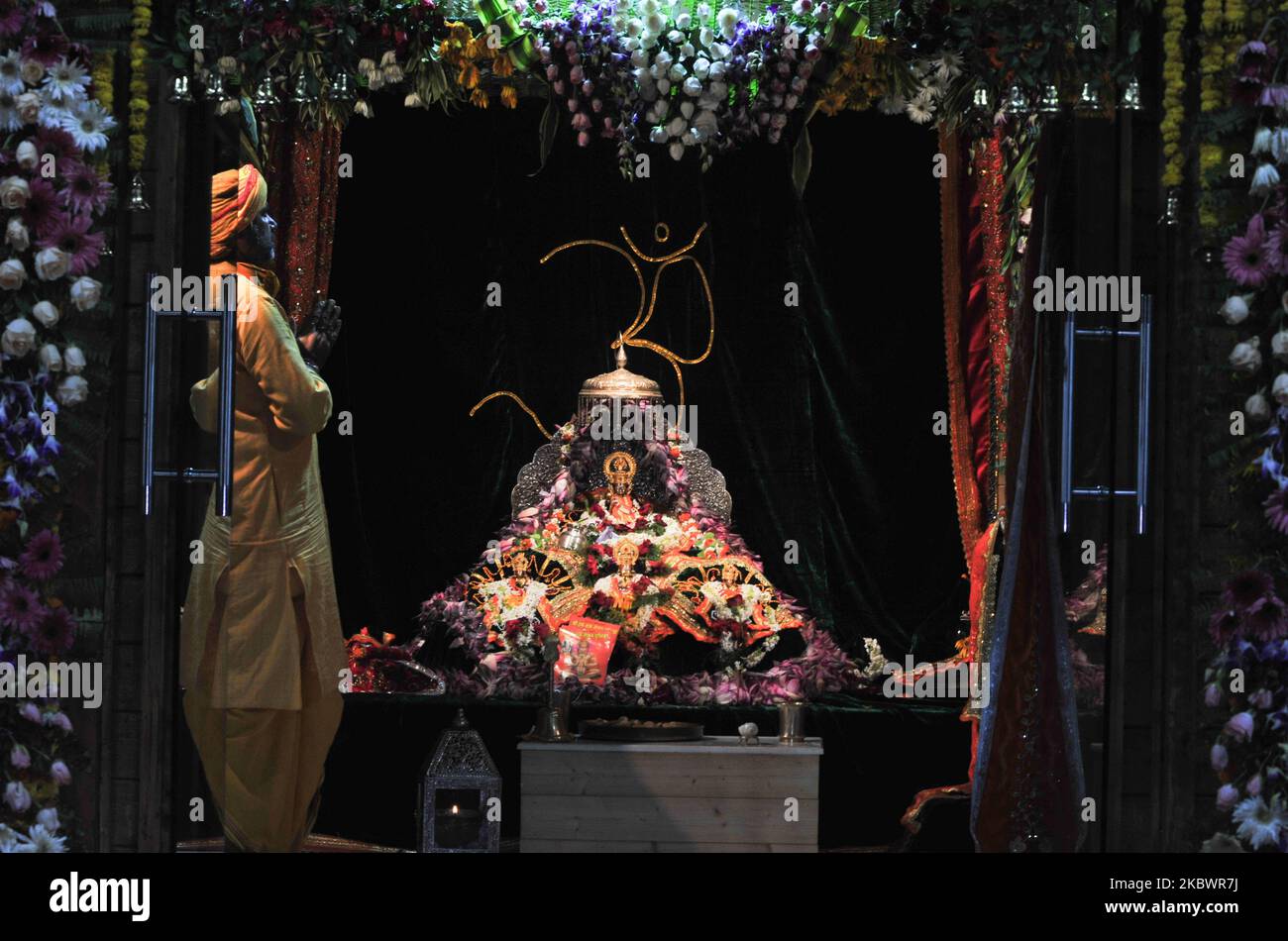 Una vista degli idoli di RAM del Signore indù, fratello Laxman, Bharat e shatrughan all'interno del tempiale di RAM di premisis provvisorio in Ayodhya, India il 5,2020 agosto. Il primo Ministro Naendra modi partecipa oggi alla cerimonia di rottura per il tempio RAM Mandir proposto ad Ayodhya. (Foto di Ritesh Shukla/NurPhoto) Foto Stock