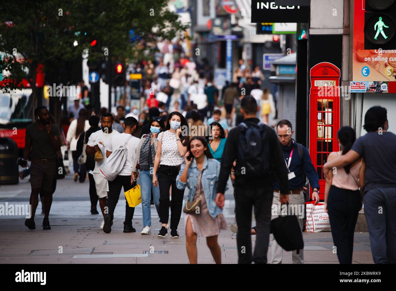 Gli acquirenti, alcuni indossano maschere facciali, camminano lungo Oxford Street a Londra, Inghilterra, il 5 agosto 2020. (Foto di David Cliff/NurPhoto) Foto Stock