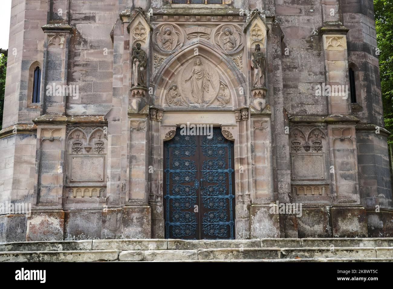 Vista della porta d'ingresso alla cappella-pantheon del Palazzo Sobrellano a Comillas Cantabria, Spagna, il 1 agosto 2020 in stile gotico perpendicolare inglese e centroeuropeo con mobili di Gaudí e sculture moderniste di Joan Roig, Josep Llimona, Venancio Vallmitjana e Agapito Vallmitjana. (Foto di Joaquin Gomez Sastre/NurPhoto) Foto Stock