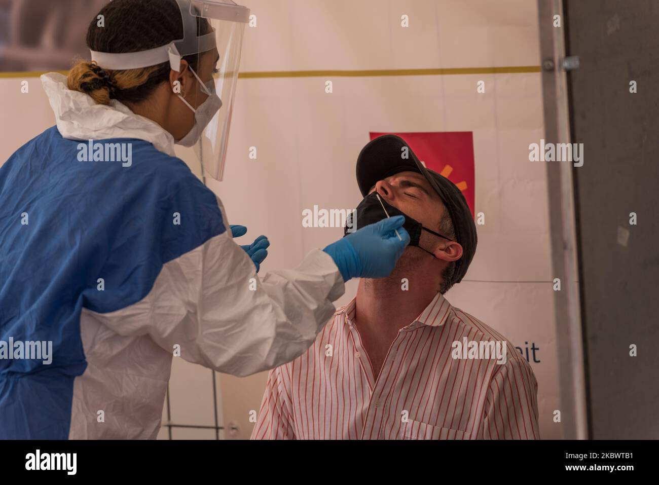 Il 06 agosto 2020, la struttura di test di Covid -19 nello stabilimento di Scaror Oost ad Anversa, in Belgio. L'infermiere si prepara a effettuare un test con tampone nasale nel nuovo test di Coronavirus, il drive-in è stato configurato dopo l'aumento di nuove persone infette, che sono in aumento di una seconda ondata di Coronavirus in Belgio. Jonathan Raa / Nurphoto (Foto di Jonathan Raa/Nurphoto) Foto Stock