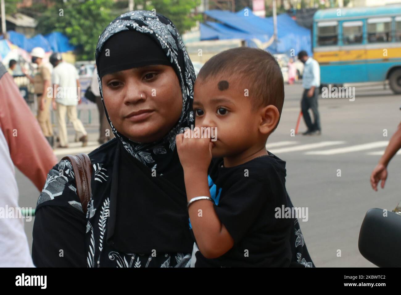 Donne musulmane indiane con i suoi figli senza maschera camminare su strada nelle zone di contenimento a Kolkata , India, Giovedi, 06 agosto 2020. (Foto di Debajyoti Chakraborty/NurPhoto) Foto Stock