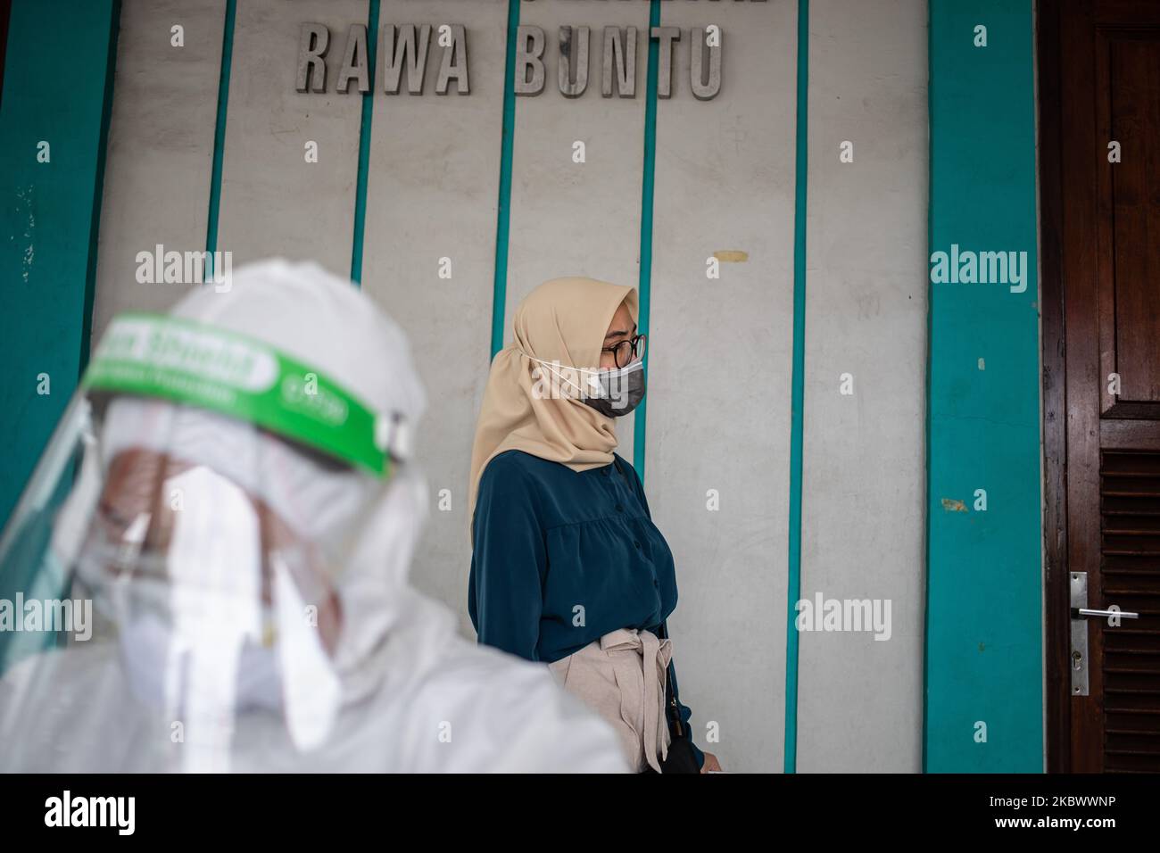 Una donna attende ansiosamente per il suo turno per il test del tampone. Servizio di sanità pubblica di Rawa Buntu, Tangerang meridionale, Banten, Indonesia, il 8 agosto, 2020 ha tenuto il tampone di prova per trovare persone con il virus della corona nella zona. Il numero di Corona Virus in Indonesia già raggiungere oltre 100.000 caso con il 60 per cento di guarito dal virus infezione. (Foto di Donal Husni/NurPhoto) Foto Stock