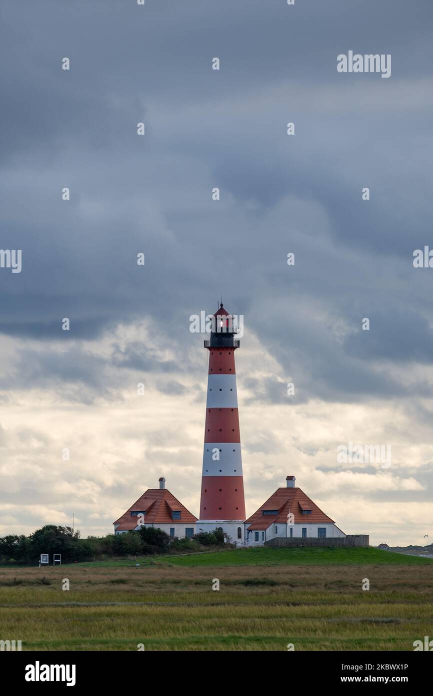 Uno scatto verticale del faro di Westerhesversand nello Schleswig-Holstein, in Germania Foto Stock