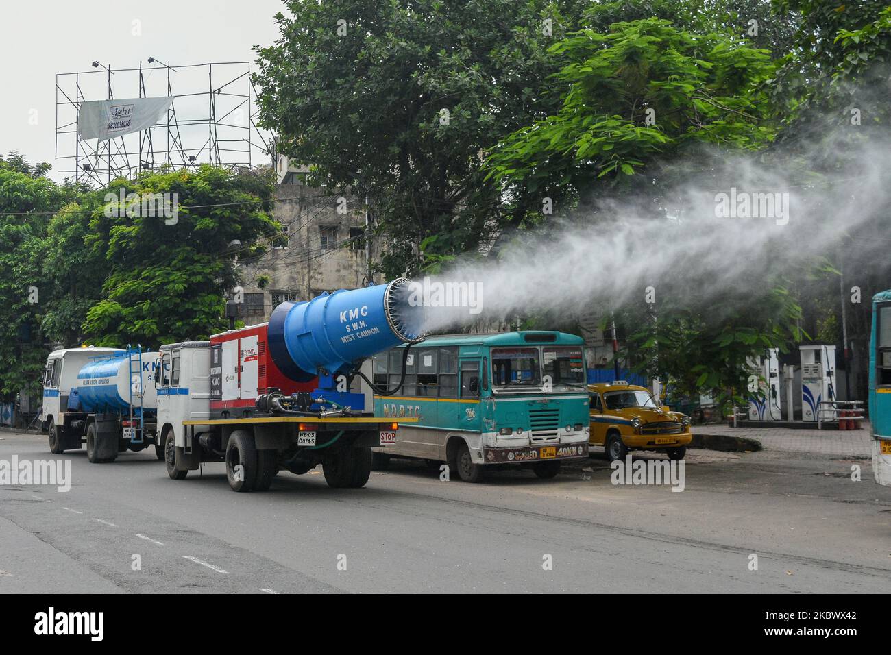 Mist canon in azione in un punto caldo di Covid vicino Rashbehari zona di Kolkata del sud, India, il 9 agosto 2020. Kolkata Municipal Corporation ha acquisito una Canon ad alta velocità e ad alta diffusione di nebbia , che utilizza gocce d'acqua per diffondere disinfettanti intorno a punti caldi di covid per sterilizzare l'area da qualsiasi infezione. La macchina è stata utilizzata periodicamente intorno a punti caldi della città per sterilizzare l'area da COVID-19. (Foto di Debarchan Chatterjee/NurPhoto) Foto Stock