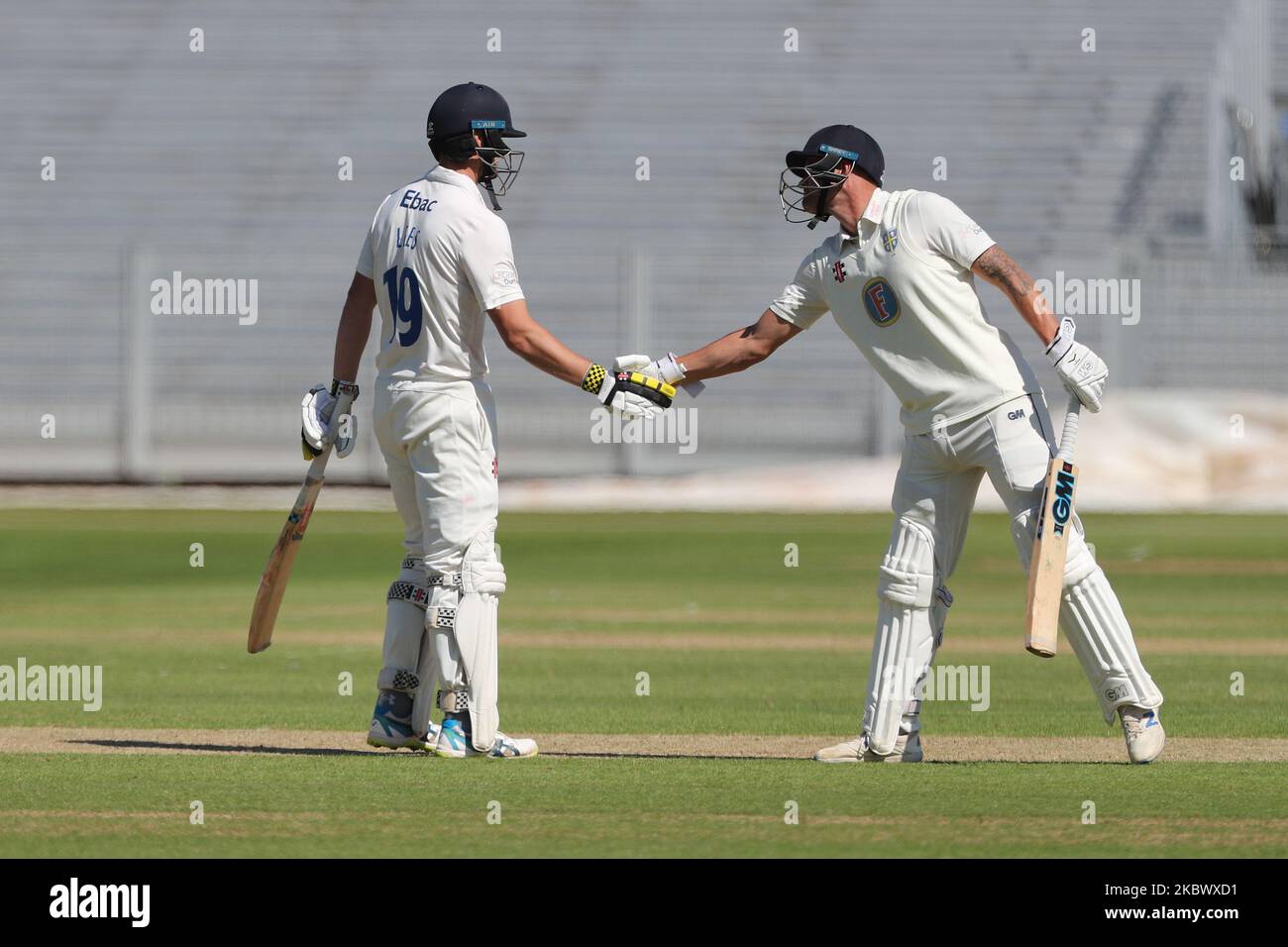 Alex Lees di Durham festeggia cinquanta anni con Jack Burnham durante la partita del Bob Willis Trophy tra Durham County Cricket Club e Lancashire a Emirates Riverside, Chester le Street sabato 8th agosto 2020. (Foto di Mark Fletcher/MI News/NurPhoto) Foto Stock