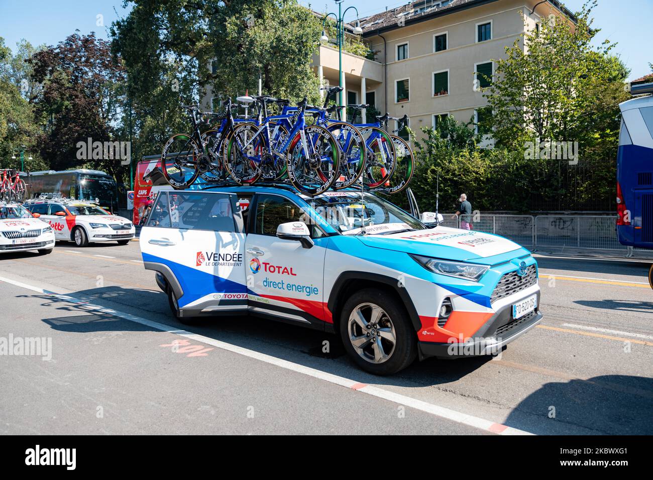 Le squadre ciclistiche si preparano per l'inizio della gara ciclistica classica di un giorno Milano-Sanremo 2020 nell'area team bus di Milano il 8 agosto 2020 (Foto di Alessandro Bremec/NurPhoto) Foto Stock