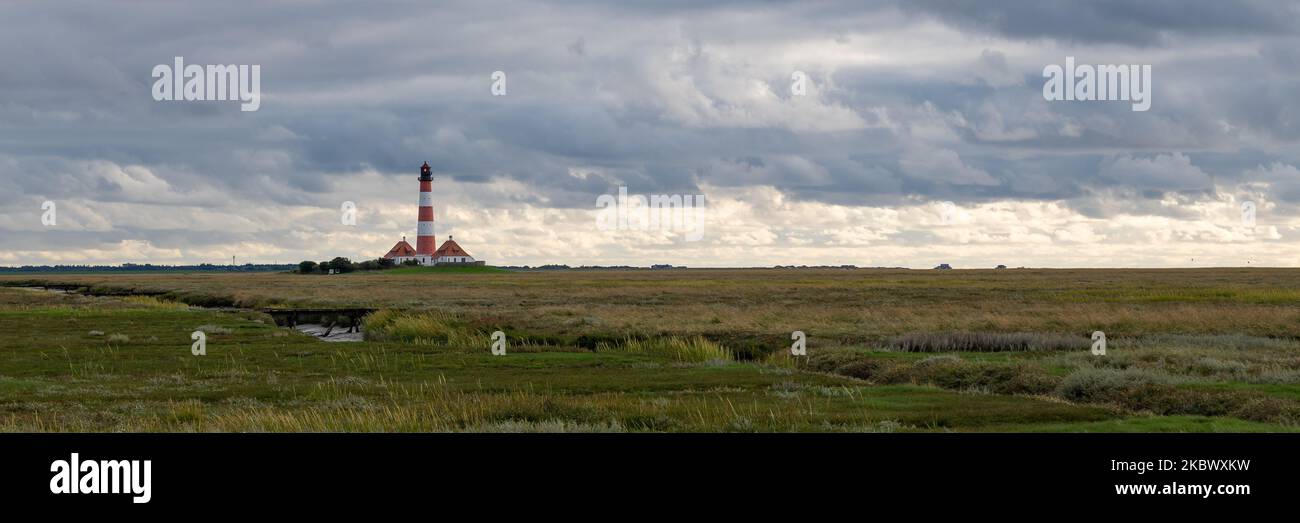 Un'immagine panoramica del faro di Westerhesversand nello Schleswig-Holstein, Germania Foto Stock