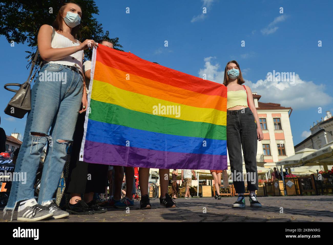 Attivisti visti nella piazza del mercato di Rzeszow durante una dimostrazione di solidarietà con l'arrestato Margot, un attivista del collettivo 'Stop Bzdurom', che è stato arrestato il giorno prima dalla polizia di Varsavia, per aver distrutto un furgone della Fondazione Pro - diritto alla vita. Sabato 8 agosto 2020, a Rzeszow, Voivodato subcarpaziano, Polonia. (Foto di Artur Widak/NurPhoto) Foto Stock
