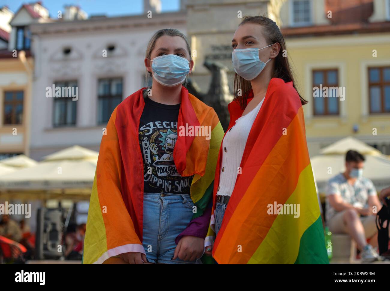 Attivisti visti nella piazza del mercato di Rzeszow durante una dimostrazione di solidarietà con l'arrestato Margot, un attivista del collettivo 'Stop Bzdurom', che è stato arrestato il giorno prima dalla polizia di Varsavia, per aver distrutto un furgone della Fondazione Pro - diritto alla vita. Sabato 8 agosto 2020, a Rzeszow, Voivodato subcarpaziano, Polonia. (Foto di Artur Widak/NurPhoto) Foto Stock