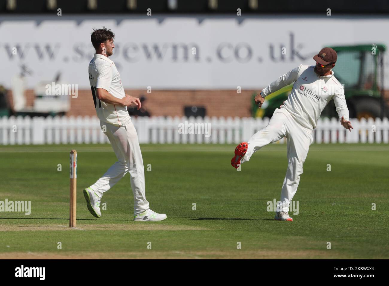 Richard Gleeson del Lancashire e Steven Croft festeggiano dopo che Gleeson ha rivendicato il wicket di Jack Burnham durante la partita del Bob Willis Trophy tra il Durham County Cricket Club e il Lancashire a Emirates Riverside, Chester le Street, sabato 8th agosto 2020. (Foto di Mark Fletcher/MI News/NurPhoto) Foto Stock