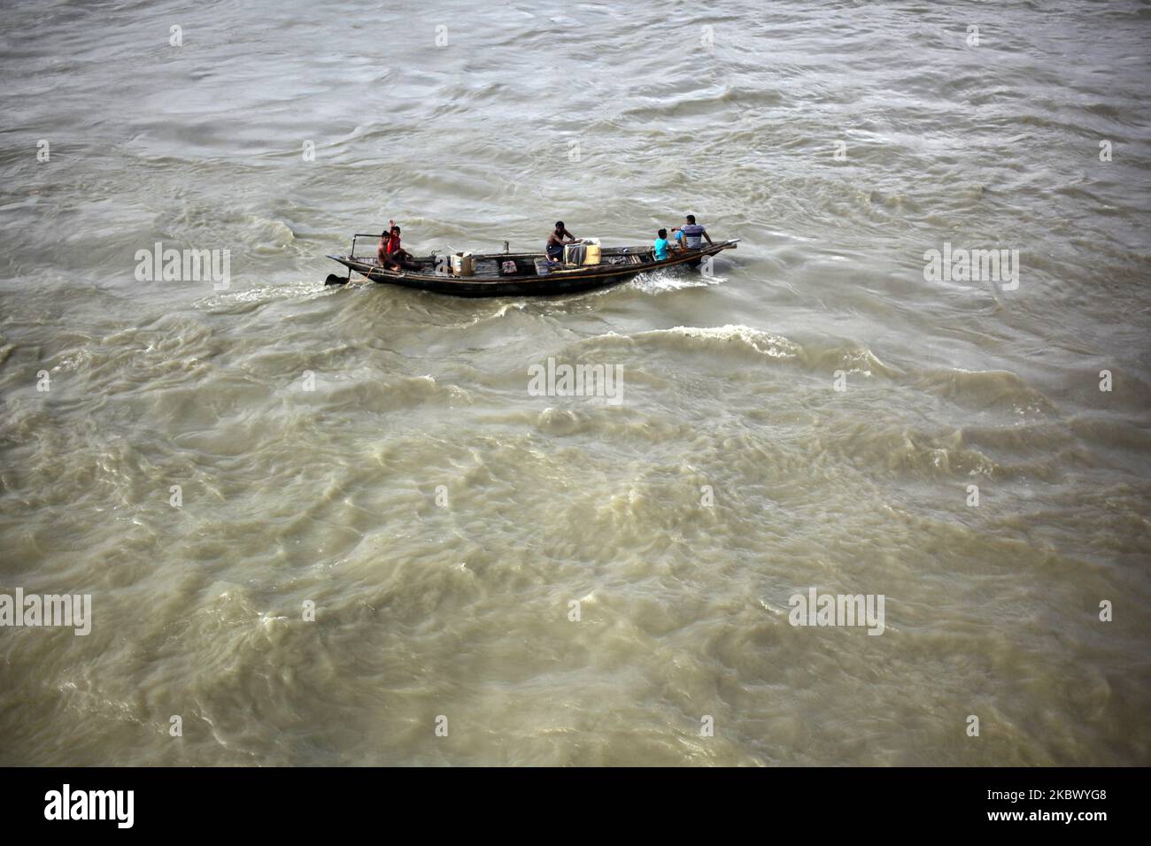 Il pescatore attraversa il fiume Padma attraverso la barca alla zona di Munsiganj vicino a Dhaka, Bangladesh la domenica 09 agosto 2020. (Foto di Syed Mahamudur Rahman/NurPhoto) Foto Stock