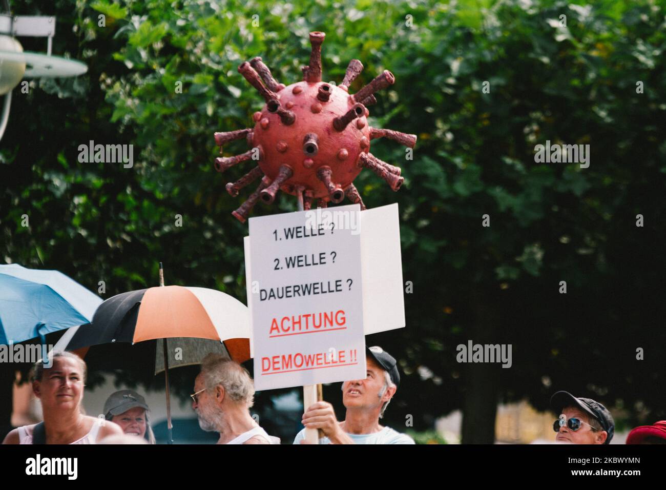 Un Coronavirus beffa è visto con il cartello ''onda, onda, onda lunga, onda di protesta attenta'' è visto durante la protesta contro la politica del coronavirus a Dortmund, Germania il 9 agosto 2020 (Foto di Ying Tang/NurPhoto) Foto Stock