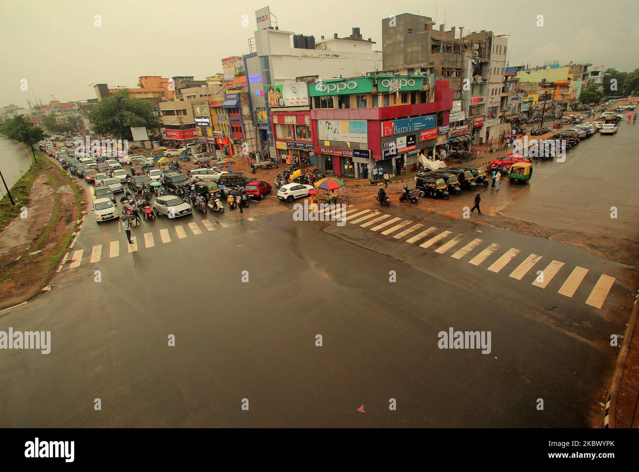 I veicoli vengono fermati in una piazza del traffico per due minuti, mentre il governo statale ha deciso di pregare in silenzio per l'anima dei guerrieri di Covid, che sono morti nella pandemia nello stato indiano orientale, la capitale di Odisha, Bhubaneswar, il 10 agosto 2020. (Foto di Str/NurPhoto) Foto Stock