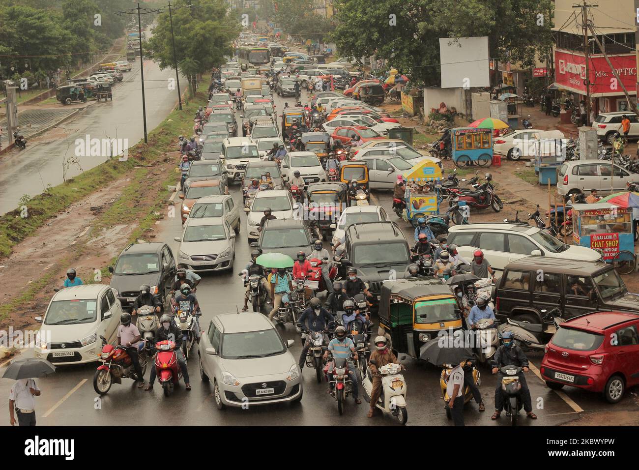I veicoli vengono fermati in una piazza del traffico per due minuti, mentre il governo statale ha deciso di pregare in silenzio per l'anima dei guerrieri di Covid, che sono morti nella pandemia nello stato indiano orientale, la capitale di Odisha, Bhubaneswar, il 10 agosto 2020. (Foto di Str/NurPhoto) Foto Stock