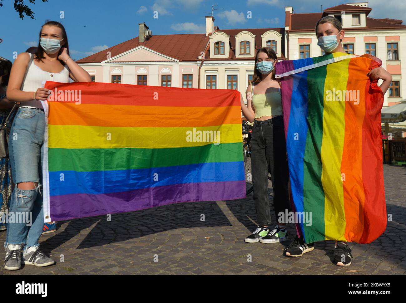 Attivisti visti nella piazza del mercato di Rzeszow durante una dimostrazione di solidarietà con l'arrestato Margot, un attivista del collettivo 'Stop Bzdurom', che è stato arrestato il giorno prima dalla polizia di Varsavia, per aver distrutto un furgone della Fondazione Pro - diritto alla vita. Sabato 8 agosto 2020, a Rzeszow, Voivodato subcarpaziano, Polonia. (Foto di Artur Widak/NurPhoto) Foto Stock