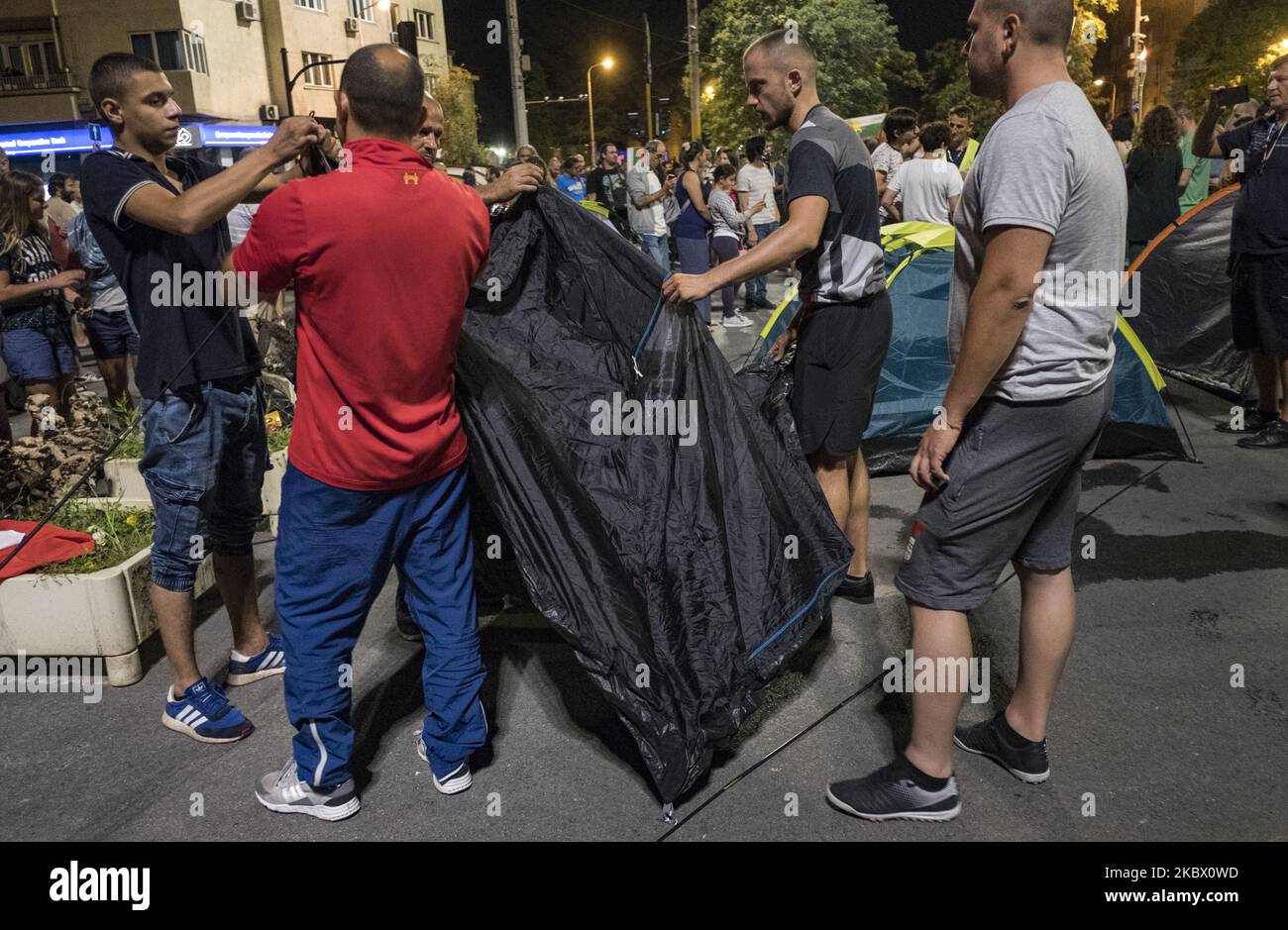 I manifestanti al massimo hanno messo su una tenda. Nei giorni precedenti i manifestanti hanno costruito barricate e tende installate per bloccare le principali intersezioni nel centro di Sofia, in Bulgaria, il 9 agosto 2020. I manifestanti chiedono la fine della corruzione governativa da più di 30 giorni e le dimissioni dei massimi funzionari. (Foto di Jodi Hilton/NurPhoto) Foto Stock