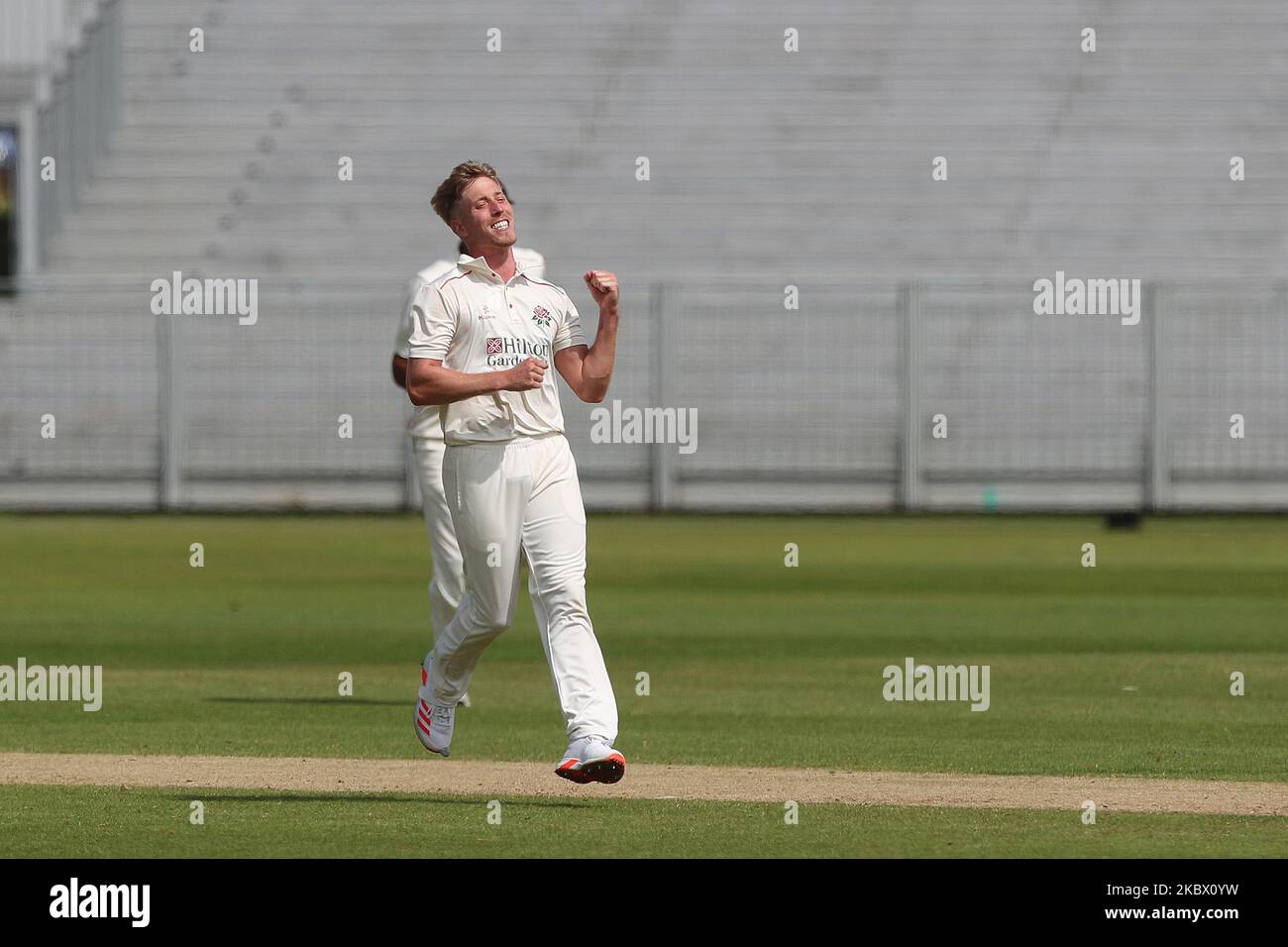 Lancashire Luke Wood festeggia dopo aver licenziato Gareth Harte di Durham durante la partita del Bob Willis Trophy tra il Durham County Cricket Club e il Lancashire a Emirates Riverside, Chester le Street, Inghilterra, il 10 agosto 2020. (Foto di Mark Fletcher/MI News/NurPhoto) Foto Stock