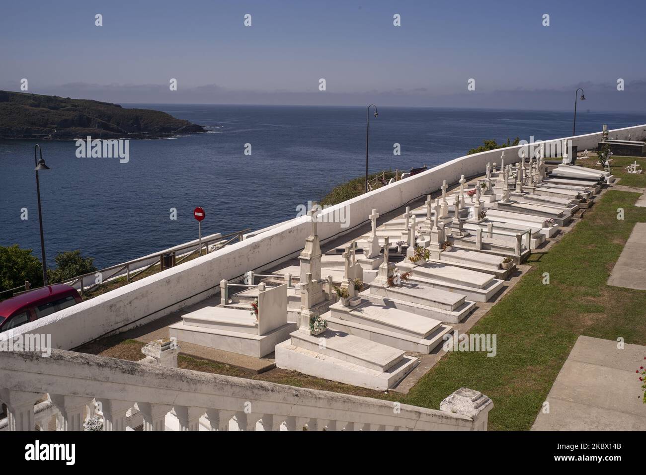 Vista del cimitero di Luarca nelle Asturie, Spagna il 10 agosto 2020.. (Foto di Oscar Gonzalez/NurPhoto) Foto Stock