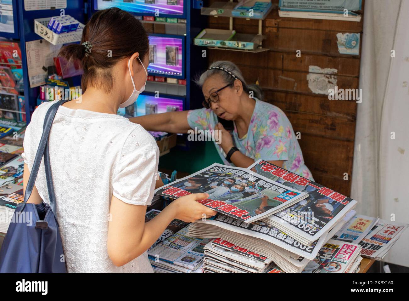 Gli scaffali chiari di Hong Konger del giornale Apple Daily in sfida della Cina, dopo che il fondatore Jimmy Lai è stato arrestato sotto la legge di sicurezza nazionale il 11 agosto 2020 ad Hong Kong, Cina. (Foto di Simon Jankowski/NurPhoto) Foto Stock