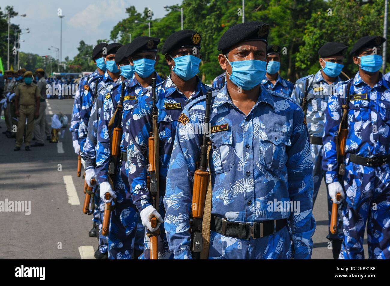 Un battaglione della forza di azione rapida ( RAF ) nella sessione finale della sfilata del giorno dell'Indipendenza a Kolkata, in India, il 11 agosto 2020. Kolkata e la polizia del Bengala Occidentale , insieme al battaglione Donna della RAF, hanno partecipato alla pratica dell'ultimo giorno prima della celebrazione della Giornata indipendente indiana a Kolkata. Le squadre hanno preso tutte le precauzioni necessarie a causa dei crescenti casi di COVID-19 nel paese. Quest'anno l'India segna il 74th° anno di indipendenza. (Foto di Debarchan Chatterjee/NurPhoto) Foto Stock