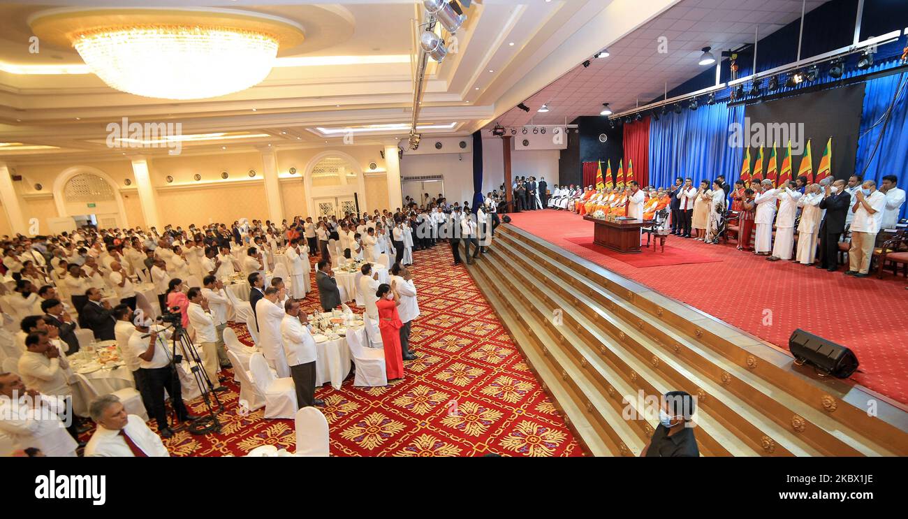 Mahinda Rajapaksa, primo ministro dello Sri Lanka, assume ufficialmente le funzioni nel suo ufficio, Temple Trees, a Colombo, Sri Lanka, il 11 agosto 2020. (Foto di Tharaka Basnayaka/NurPhoto) Foto Stock