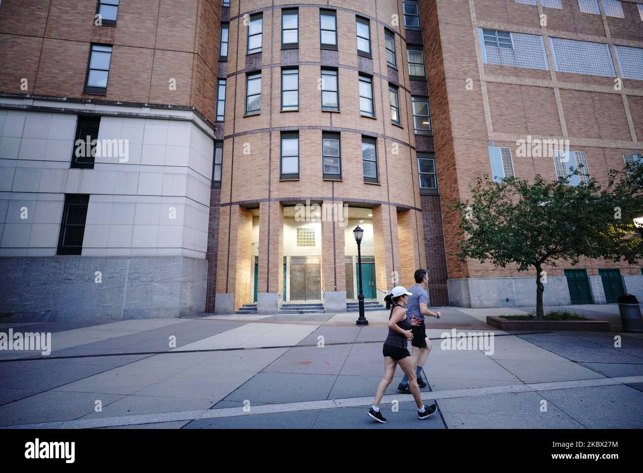 Una visione della Stuyvesant High School di Manhattan come New York City, Stati Uniti continua la fase 4 di riapertura a seguito delle restrizioni imposte per rallentare la diffusione del coronavirus il 11 agosto 2020 a New York City, Stati Uniti. La quarta fase permette di praticare arti e intrattenimento all'aperto, eventi sportivi senza tifosi e produzioni mediatiche. Le scuole possono riaprire, N.Y. Governatore Cuomo dice, in contrasto con gran parte degli Stati Uniti (Foto di John Nacion/NurPhoto) Foto Stock