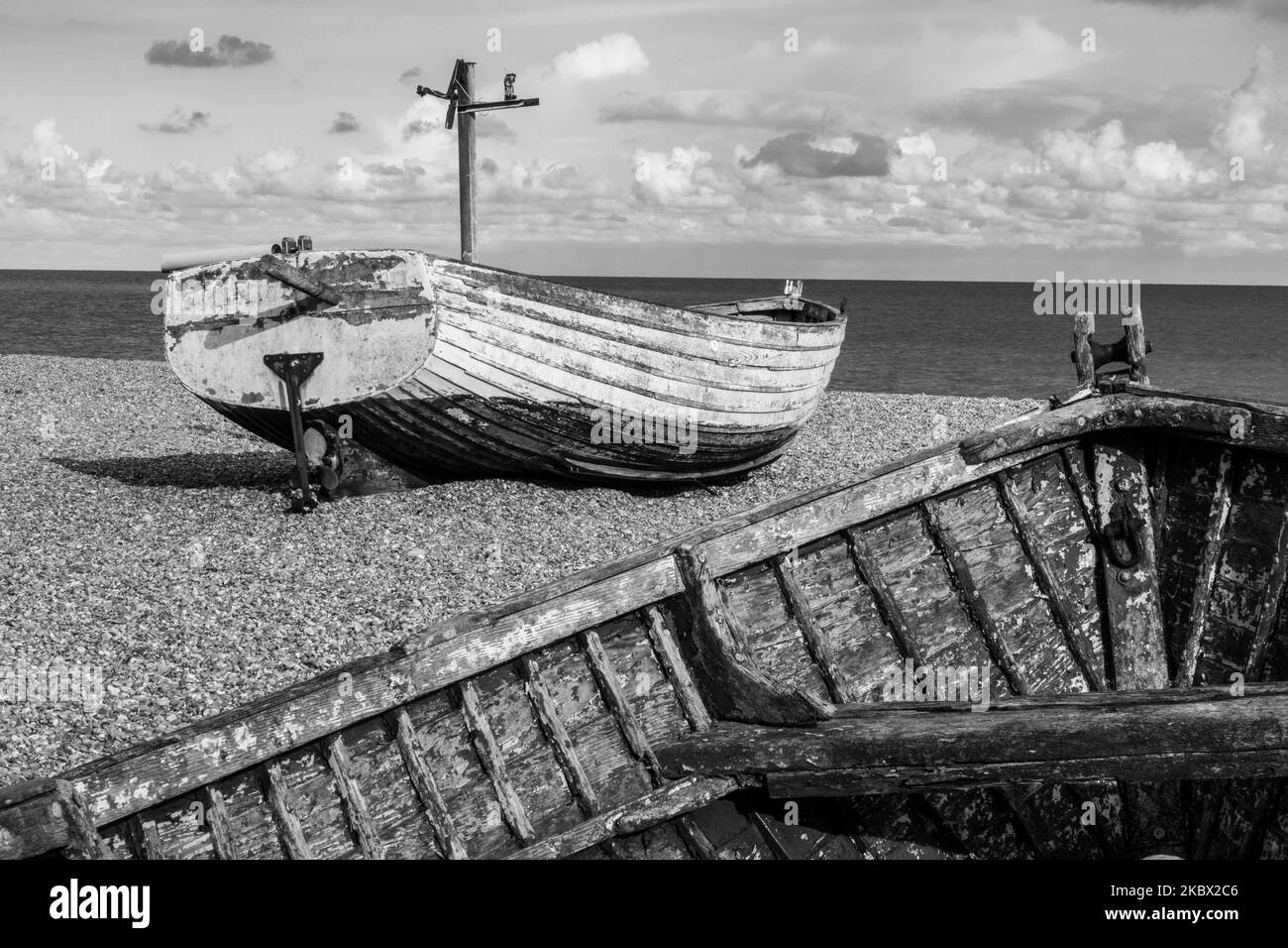 Aldeburgh spiaggia di ciottoli con barche Suffolk Inghilterra UK Foto Stock