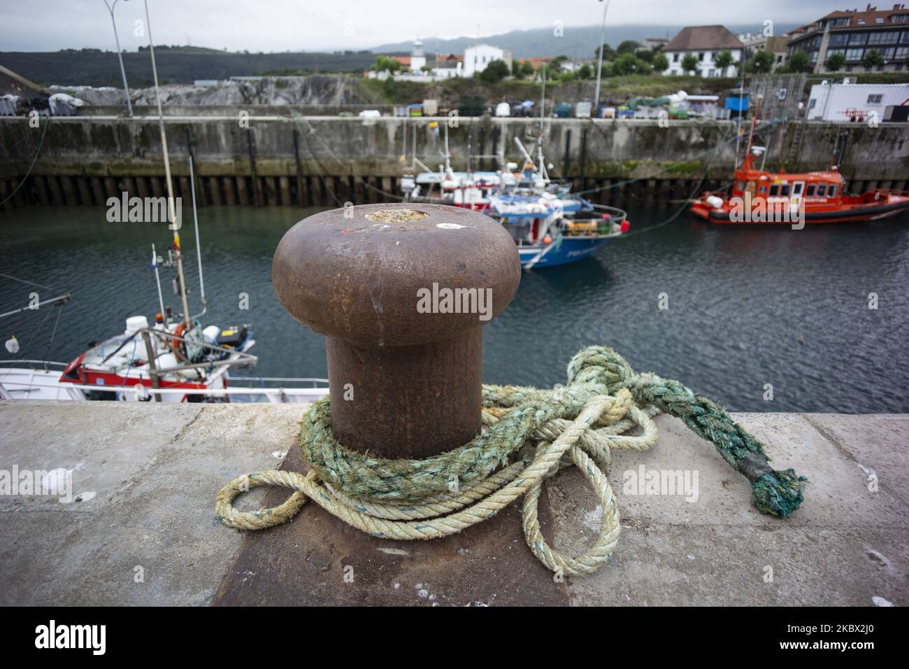 Vista del porto di Llanes nelle Asturie, Spagna il 12 agosto 2020. (Foto di Oscar Gonzalez/NurPhoto) Foto Stock