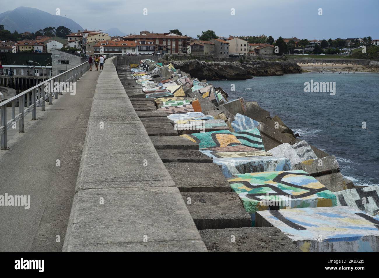Vista del porto di Llanes nelle Asturie, Spagna il 12 agosto 2020. (Foto di Oscar Gonzalez/NurPhoto) Foto Stock