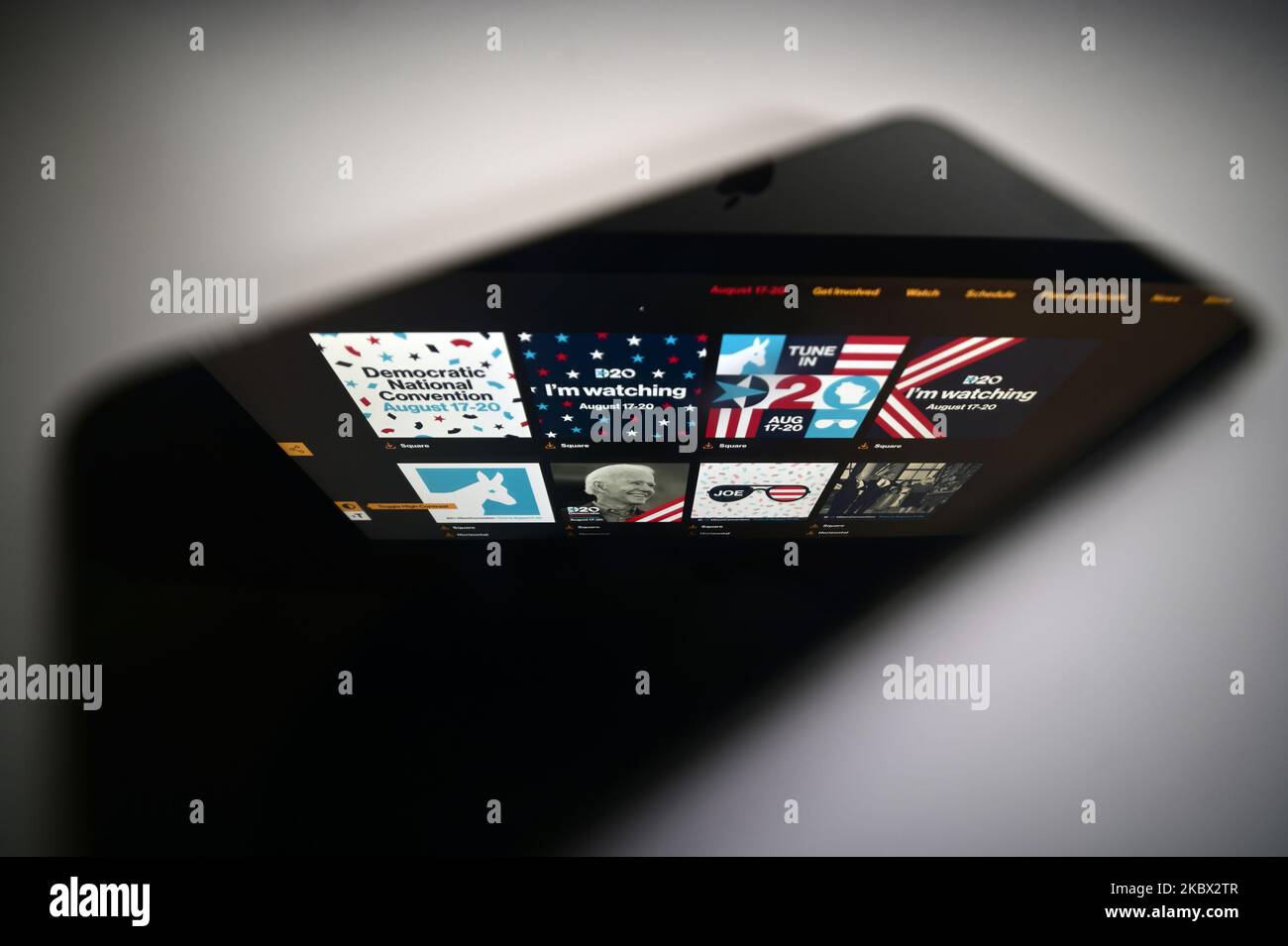 La grafica della campagna per i social media, che si trova sul sito web della Convenzione Democratica, si riflette sullo schermo di un telefono, in una foto-illustrazione catturata il 12 agosto 2020 a Philadelphia, PA, USA. A causa del Covid-19 Pandemic la Convenzione Nazionale Democratica è prevista per la prossima settimana e parteciperà online, con il Vice Presidente Joe Biden e il Sen. Kamala Harris si aspetta di accettare la candidatura per il biglietto nelle elezioni presidenziali degli Stati Uniti del 2020. (Foto di Bastiaan Slabbers/NurPhoto) Foto Stock