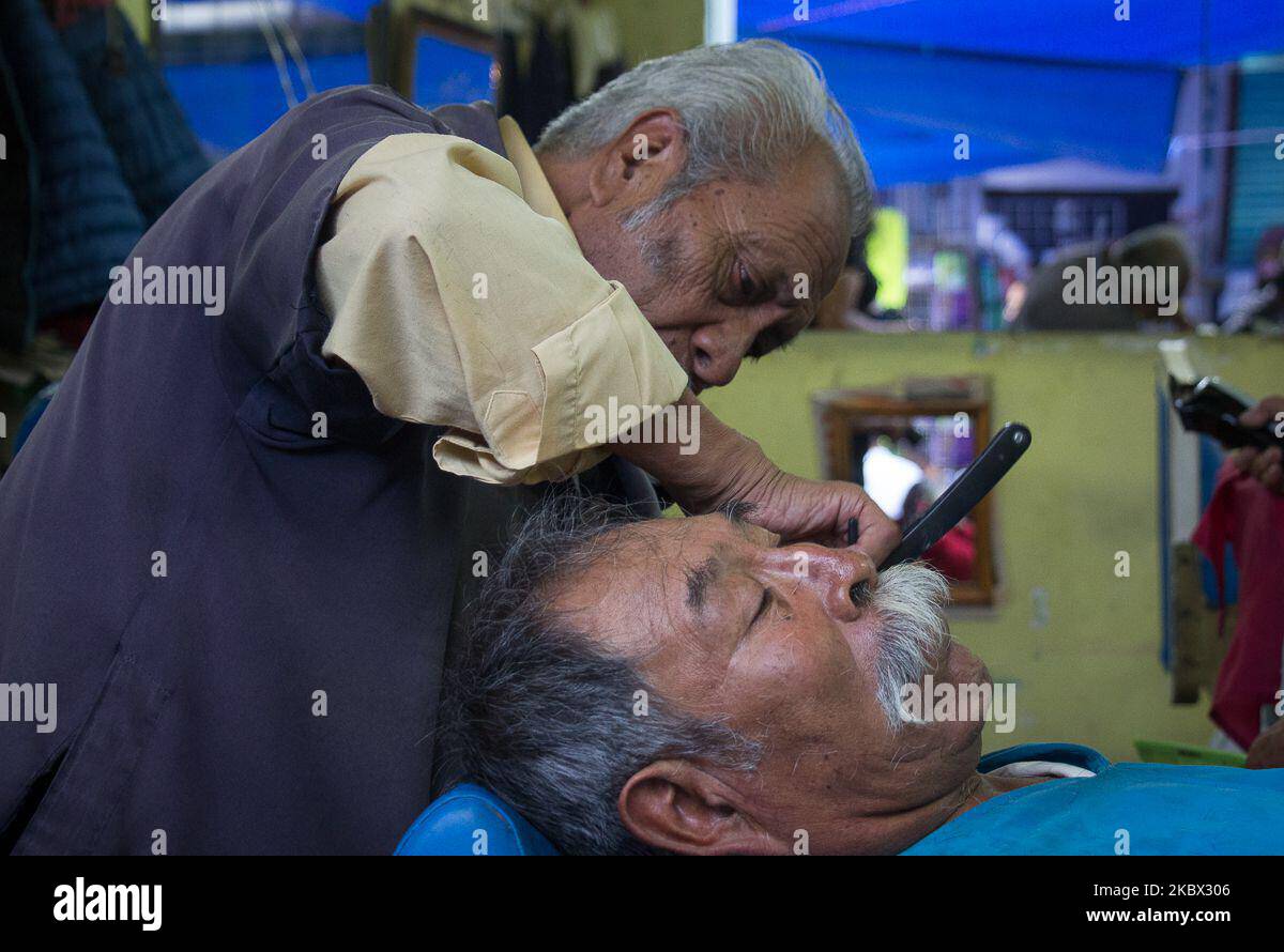 Benjamin Gallegos ha trascorso 72 anni dedicandosi alla professione di  parrucchiere, ereditata dal padre, che è uno dei pionieri di questa  professione a Ozumba, Stato del Messico il 12 agosto 2020, una